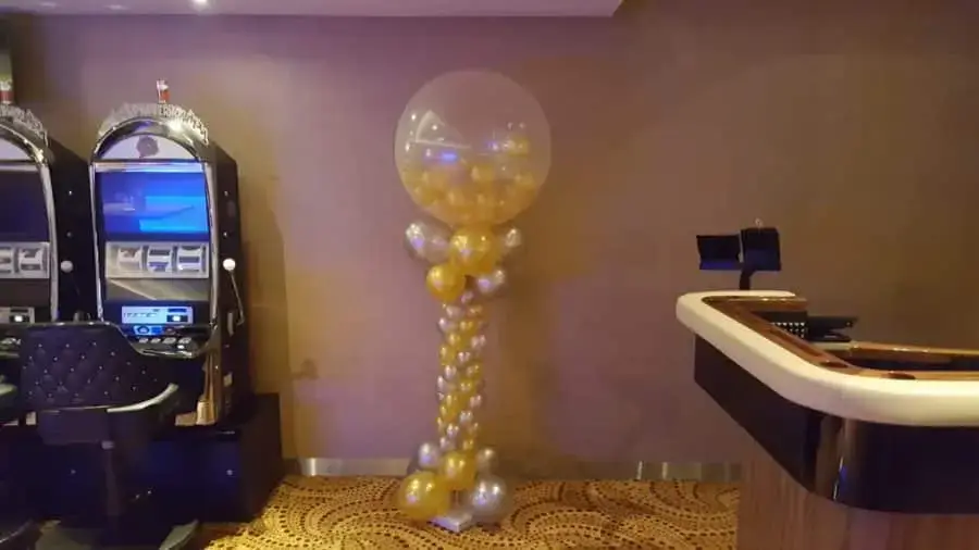 Ballonpilaar met kleine ballonnen