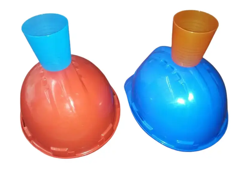 Helm met bekerhouder